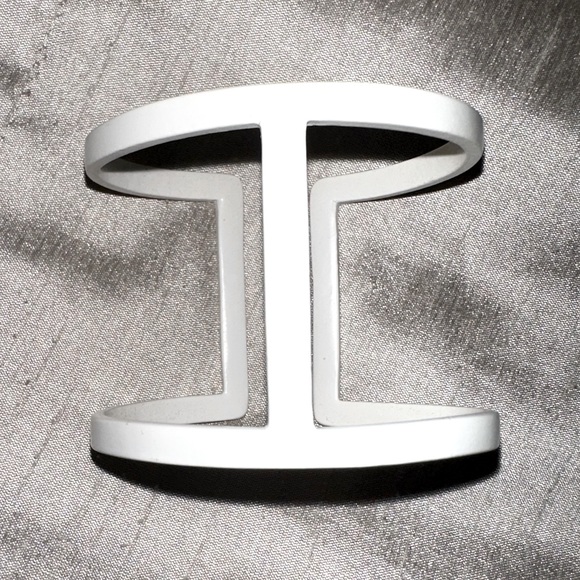 ⭐️VINCE CAMUTO⭐️RARE MOD WHITE CUFF BRACELET - Picture 2 of 8